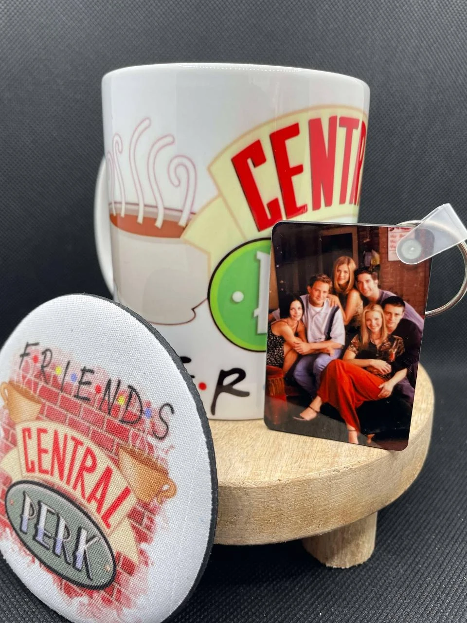 🎁 Coffret Mug – Mug + Porte-clés + Dessous de Tasse – Friends ☕🛋️
